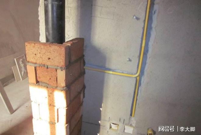 卫生间包下水管新材料这种做既能收纳又美观(图3)