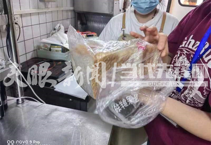 【天眼问政·追踪】网购面包保质期内竟有霉点 职能部门：现场整改(图2)