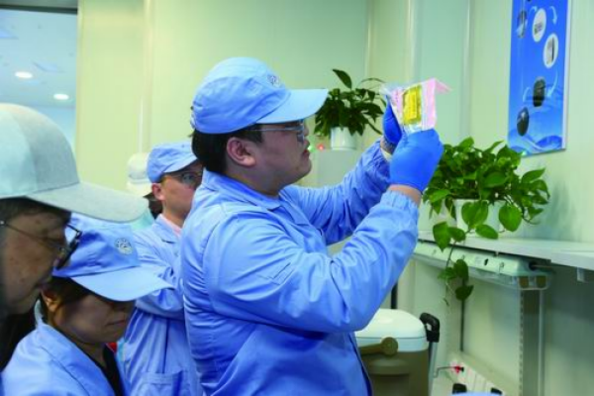 空间站第五批科学实验样品下行并交付科学家(图1)